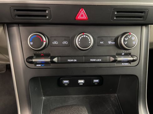 Used 2023 Kia Carnival LX image 13