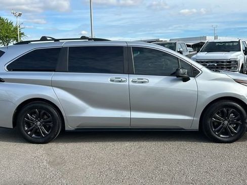Used 2024 Toyota Sienna XSE w/ XSE Plus Package image 2