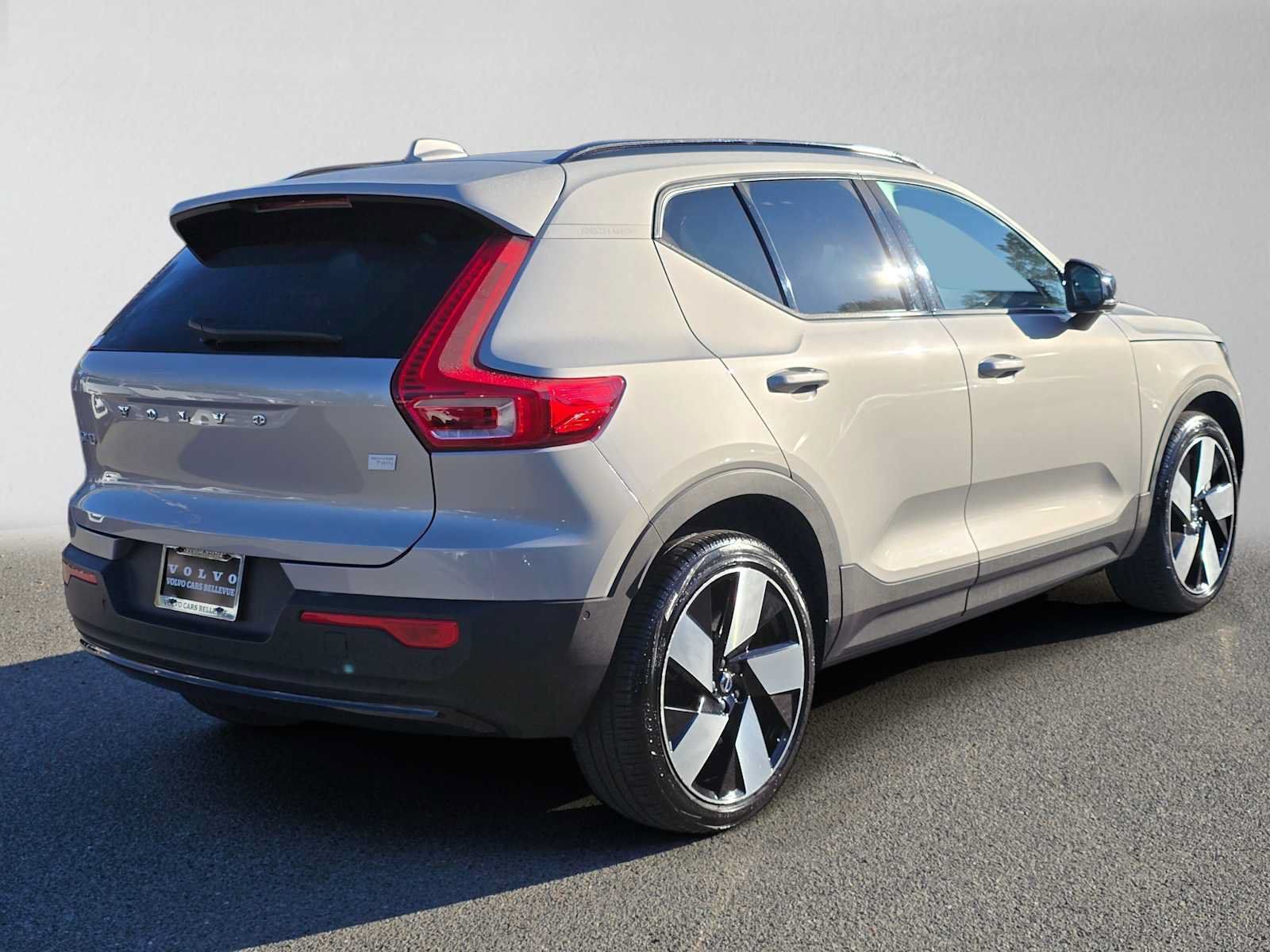 Used 2023 Volvo XC40 Recharge Ultimate AWD/4WD image 4