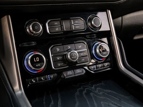 Used 2024 GMC Yukon XL Denali AWD/4WD image 28