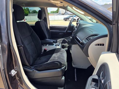 Used 2015 Chrysler Town & Country Touring w/ Driver Convenience Group FWD image 26