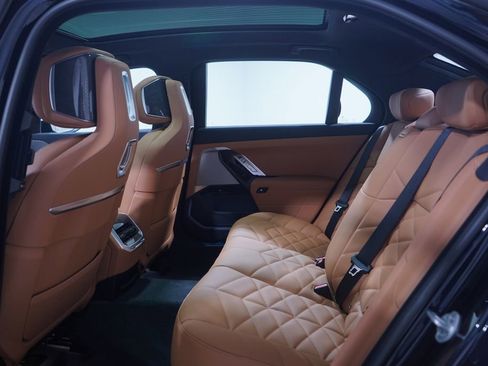 New 2026 BMW 740i w/ Premium Package RWD image 9
