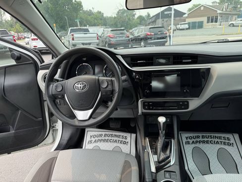 Used 2018 Toyota Corolla LE w/ Carpet Mat Package (TMS) FWD image 11