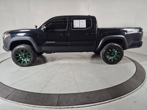 Used 2020 Toyota Tacoma TRD Off-Road w/ TRD Premium Off Road Package AWD/4WD image 2