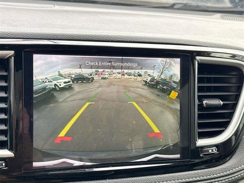 Used 2023 Chrysler Pacifica Touring-L image 21