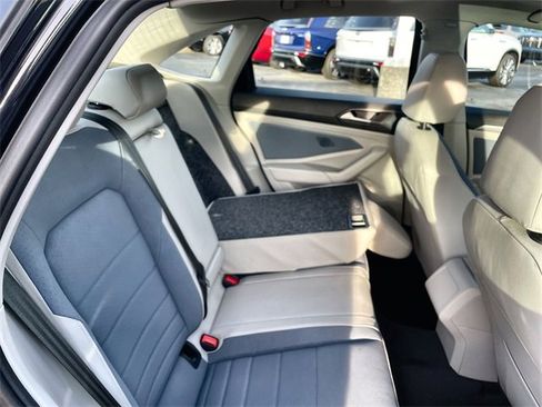 Used 2025 Volkswagen Jetta SE w/ Sunroof Package image 15