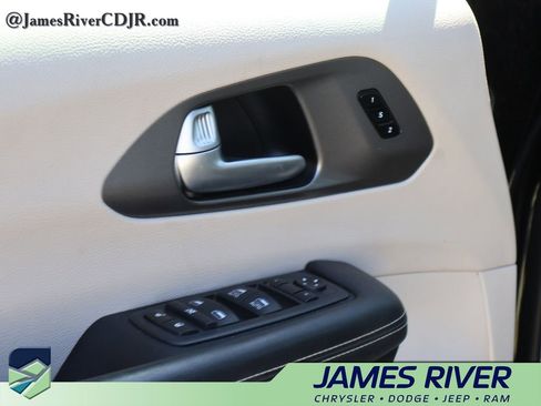 Used 2024 Chrysler Pacifica Touring-L image 15