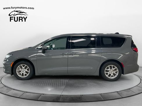 Used 2023 Chrysler Pacifica Touring-L FWD image 6
