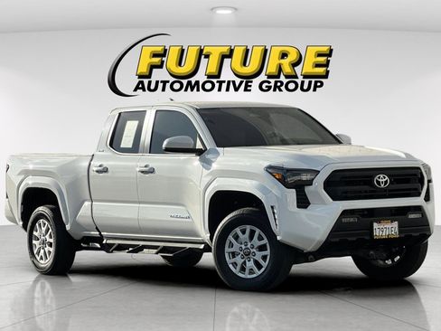 Used 2025 Toyota Tacoma SR5 image 2