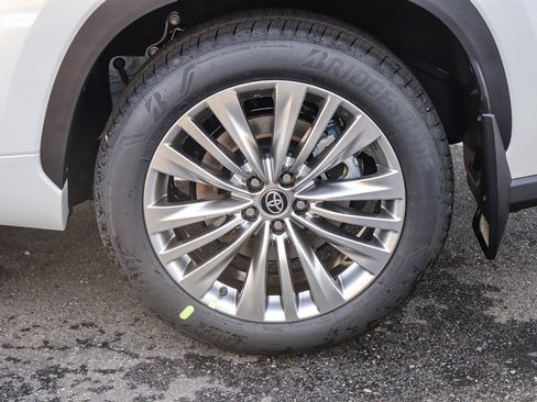New 2026 Toyota Highlander Platinum image 11