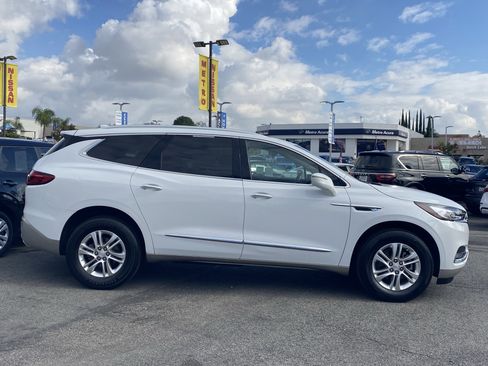 Used 2020 Buick Enclave Essence image 2