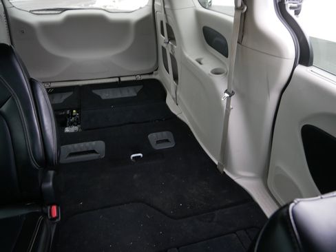 Certified 2023 Chrysler Pacifica Touring-L image 14