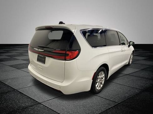 Used 2023 Chrysler Pacifica Touring-L FWD image 7