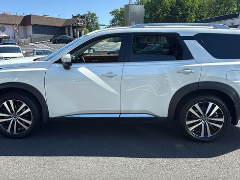 Certified 2024 Nissan Pathfinder Platinum w/ Black Appearance Package AWD/4WD image 4