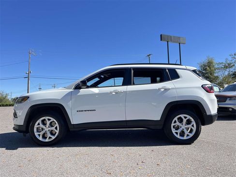 Used 2024 Jeep Compass Latitude image 4