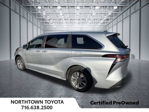 Used 2025 Toyota Sienna LE FWD image 4