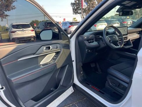 Used 2025 Ford Explorer ST AWD/4WD image 4