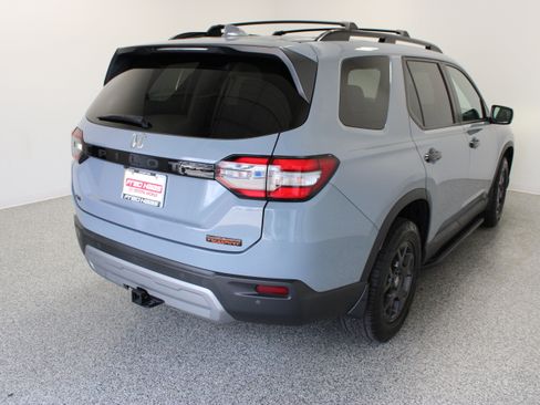 Used 2025 Honda Pilot TrailSport image 7