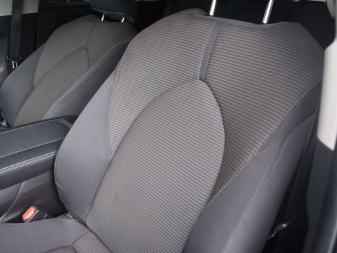 Used 2025 Toyota Highlander LE FWD image 11