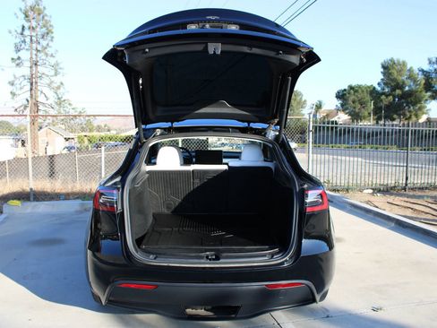 Used 2024 Tesla Model Y 2WD image 33