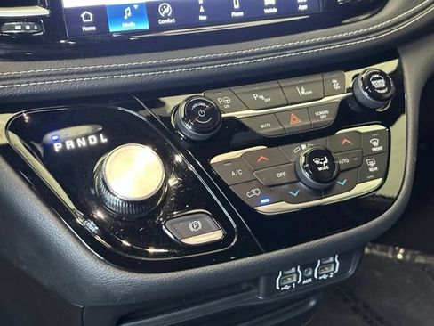Used 2024 Chrysler Pacifica Limited FWD image 29