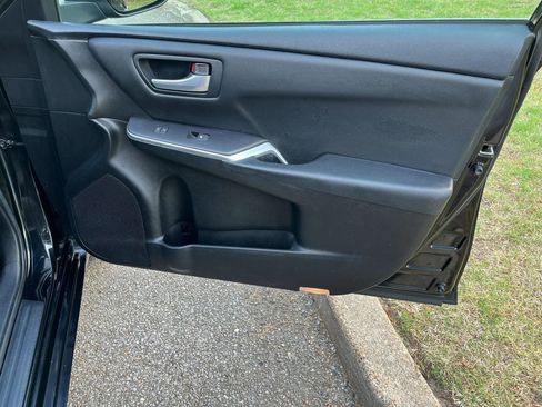Used 2016 Toyota Camry SE image 22