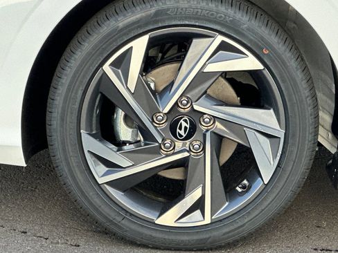 Used 2025 Hyundai Elantra Limited image 28