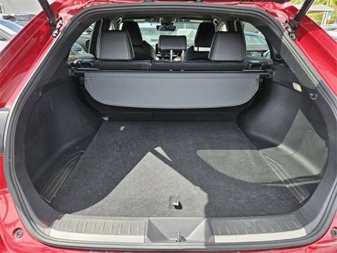 Used 2022 Toyota Venza XLE image 9