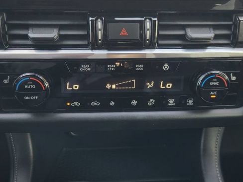 Used 2022 Nissan Pathfinder SL FWD image 19