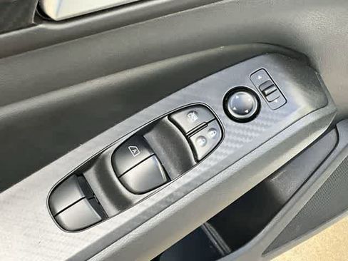 Used 2025 Nissan Altima 2.5 SV image 13