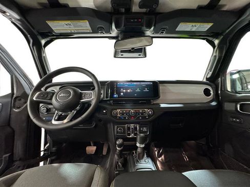 Used 2025 Jeep Wrangler Unlimited Sahara image 13