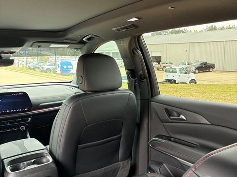 Used 2024 Chevrolet Traverse RS image 32