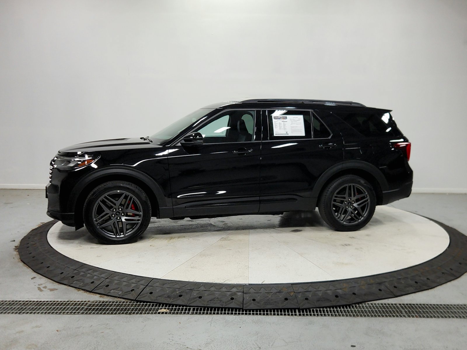 Used 2025 Ford Explorer ST-Line w/ ST-Line Street Pack AWD/4WD image 5