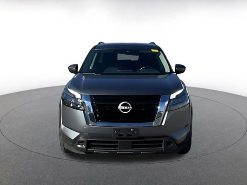 Used 2025 Nissan Pathfinder SV image 3