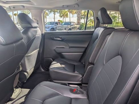 Used 2025 Toyota Highlander XLE FWD image 16
