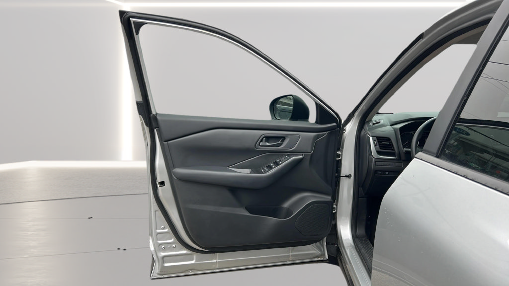 Used 2025 Nissan Rogue S AWD/4WD image 27