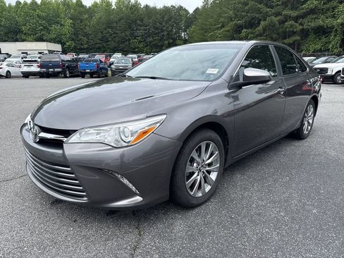 Used 2016 Toyota Camry XLE w/ Moonroof Package FWD image 3