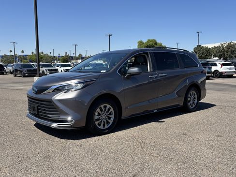 Used 2023 Toyota Sienna XLE FWD image 2