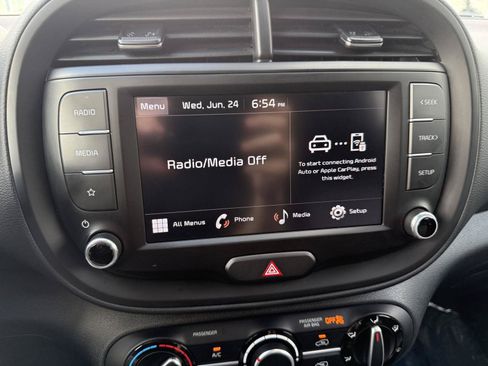 Used 2025 Kia Soul LX w/ LX Technology Package FWD image 13