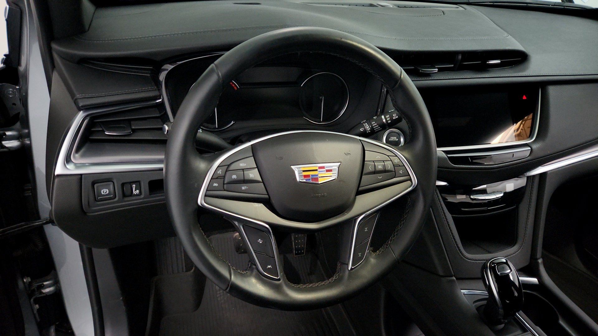 Certified 2024 Cadillac XT5 Luxury w/ LPO, Floor Liner Package AWD/4WD image 18