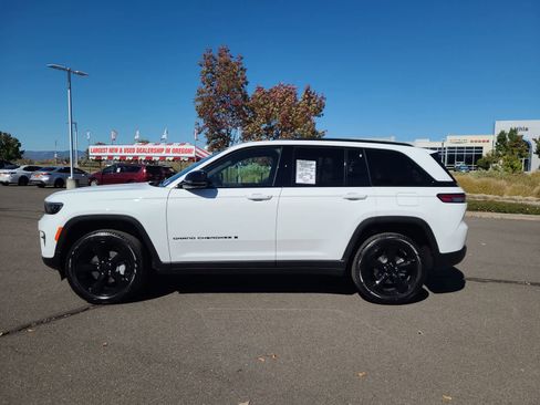 New 2025 Jeep Grand Cherokee Limited image 11