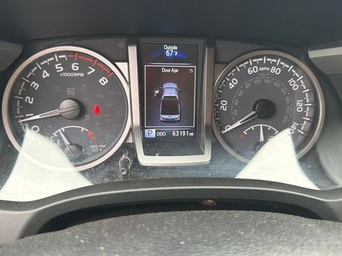 Used 2021 Toyota Tacoma SR5 w/ SR5 Appearance Package (SM) AWD/4WD image 17