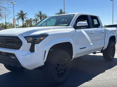 Used 2025 Toyota Tacoma SR5 image 3