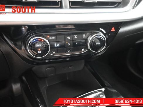Used 2025 Chevrolet Trax LT w/ LT Convenience Package FWD image 18