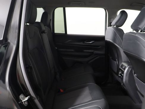 Used 2023 Jeep Grand Cherokee Laredo AWD/4WD image 25