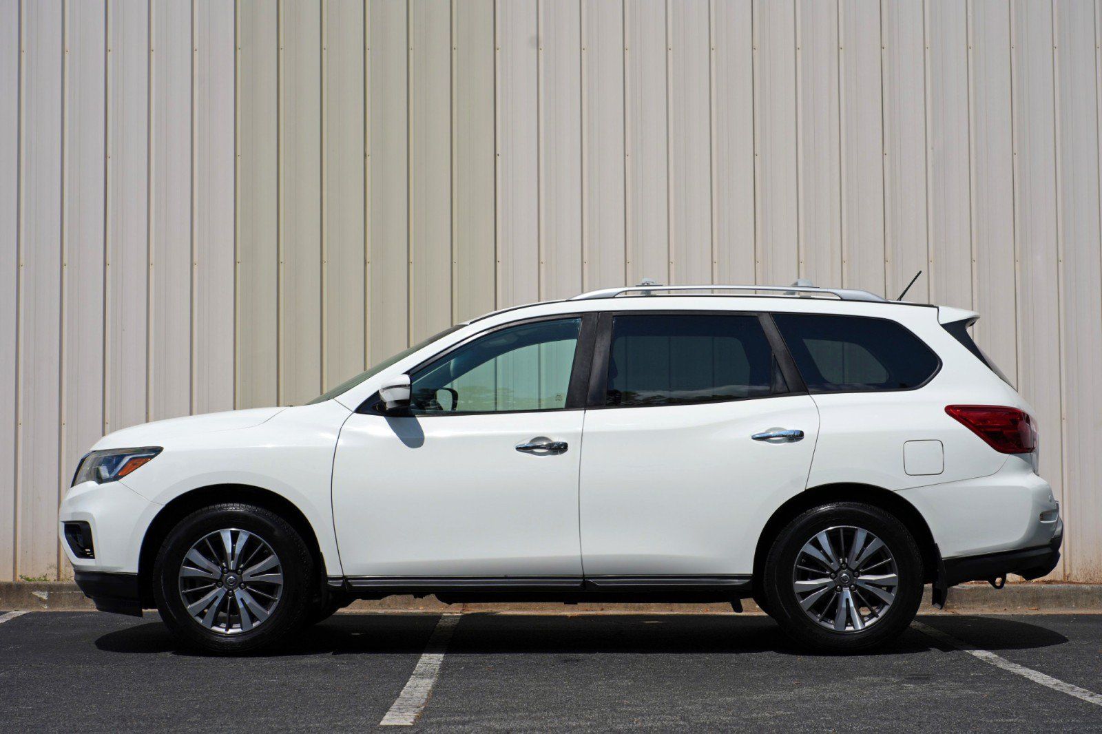 Used 2017 Nissan Pathfinder SV FWD image 8