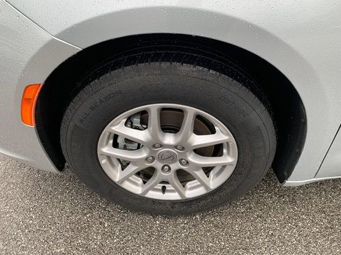 Used 2024 Chrysler Pacifica Touring-L FWD image 2