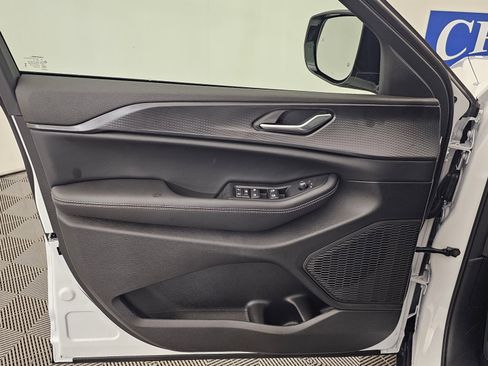 New 2025 Jeep Grand Cherokee Altitude image 10