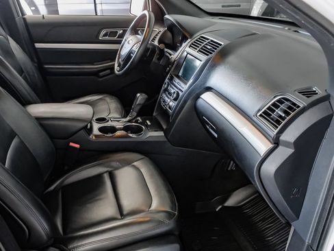 Used 2017 Ford Explorer XLT w/ Equipment Group 202A FWD image 12