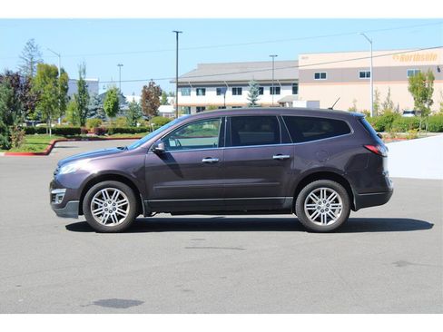 Used 2015 Chevrolet Traverse LT w/ Style and Technology Package FWD image 2